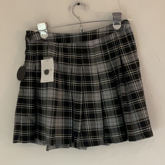 Sale! Forever 21 Plaid Pleated Mini Skirt, Size M, Black/Gray/White, NWT - Picture 2 of 7